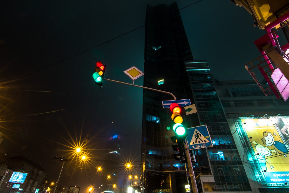 Киевские высотки угрожающе нависают над городом