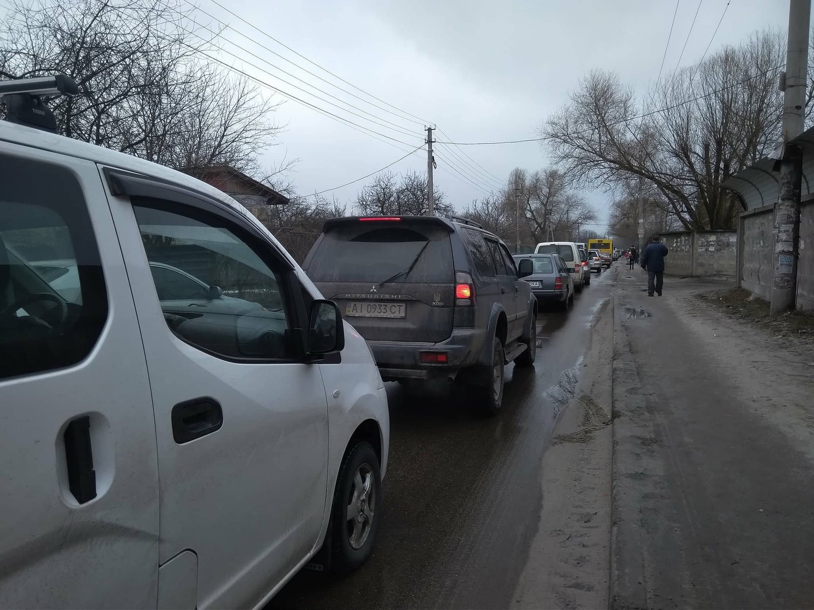 Из-за перекрытия образовалась огромная пробка по улице Центральной