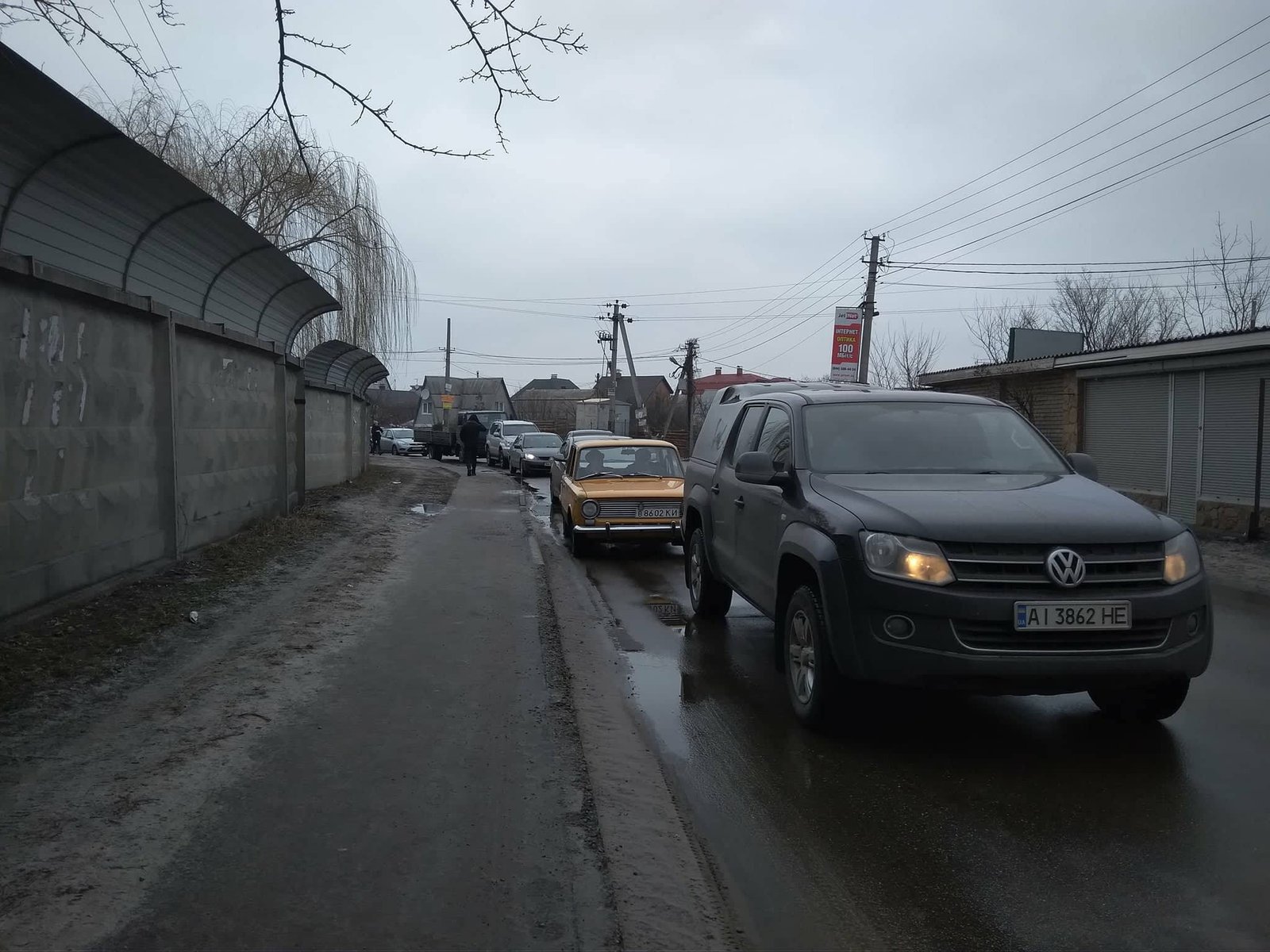 Перекрыли движение транспорта в направлении от станции метро "Славутич" до выезда из города