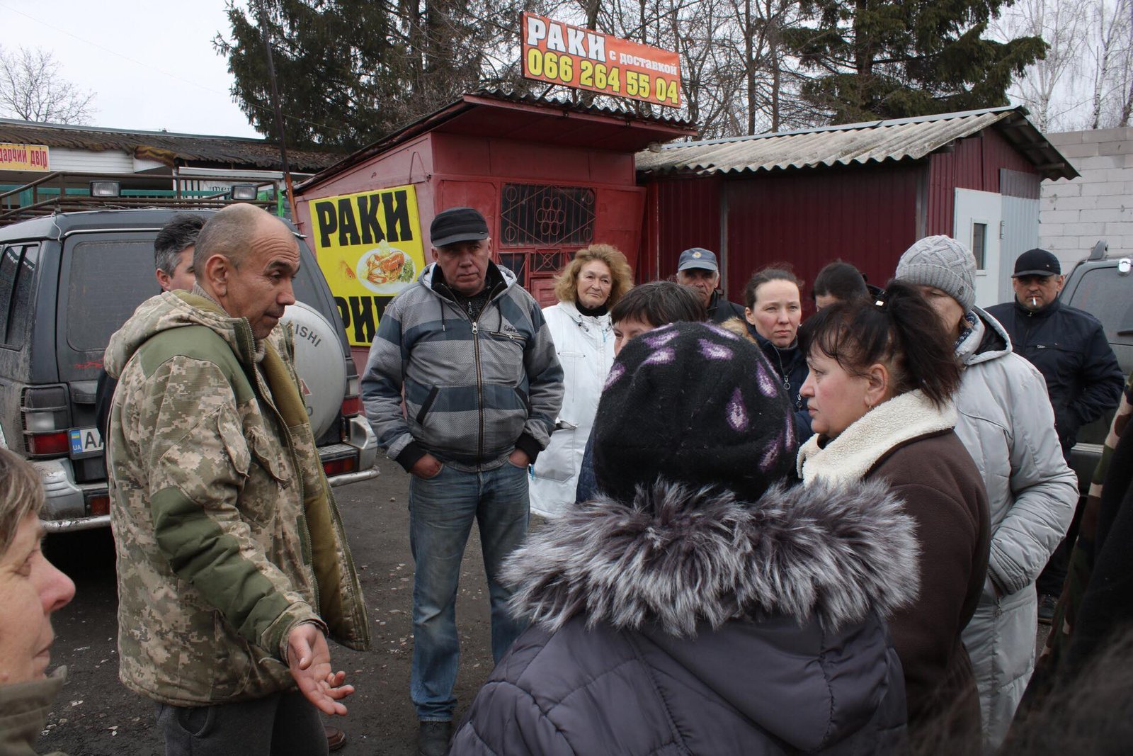 Из-за этого владельцы участков вышли на перекрытие улицы. Это около 600 домов, среди них - жилые