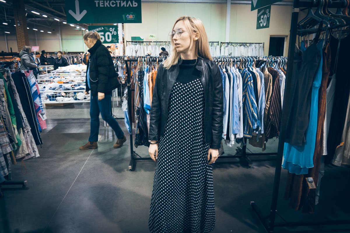 Легкий сарафан и теплый гольф под низ, сверху кожанка - удобный повседневный образ