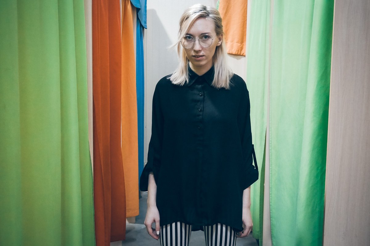 Верх может быть не обязательно черным, блуза красных оттенков будет как нельзя кстати тоже