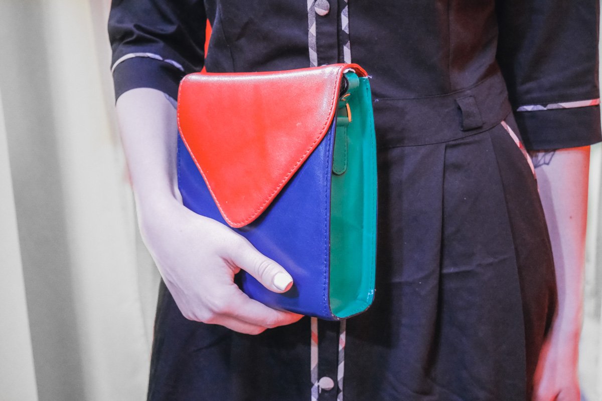 Можно добавить ремень, который привнесет яркий акцент, как и мини-сумка