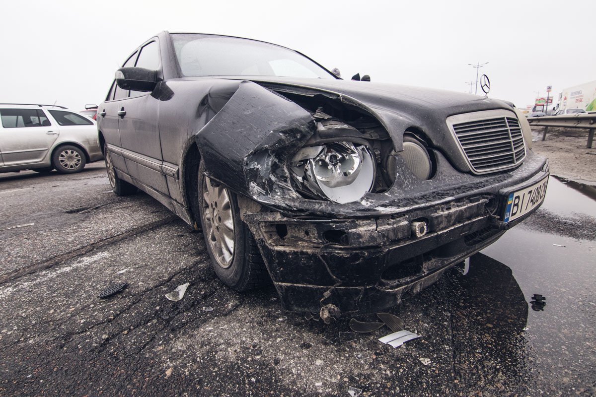 Mercedes пытался затормозить и его развернуло