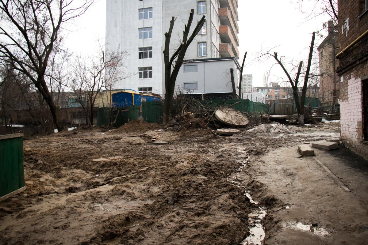 Горы земли и грязевые потоки не дают им нормально ходить по улице Горы земли и грязевые потоки не дают им нормально ходить по улице