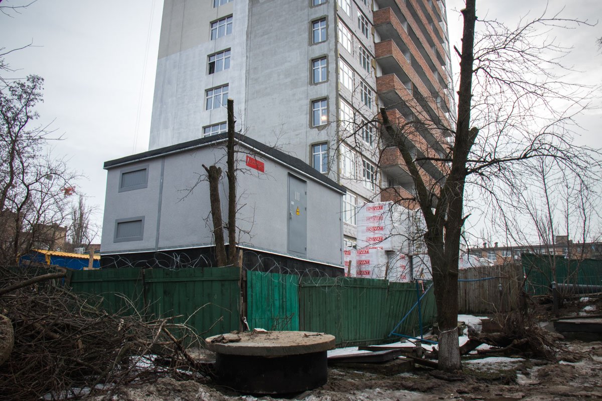 Ремонт идет по улице Бурмистенко, около дома № 3 Ремонт идет по улице Бурмистенко, около дома № 3