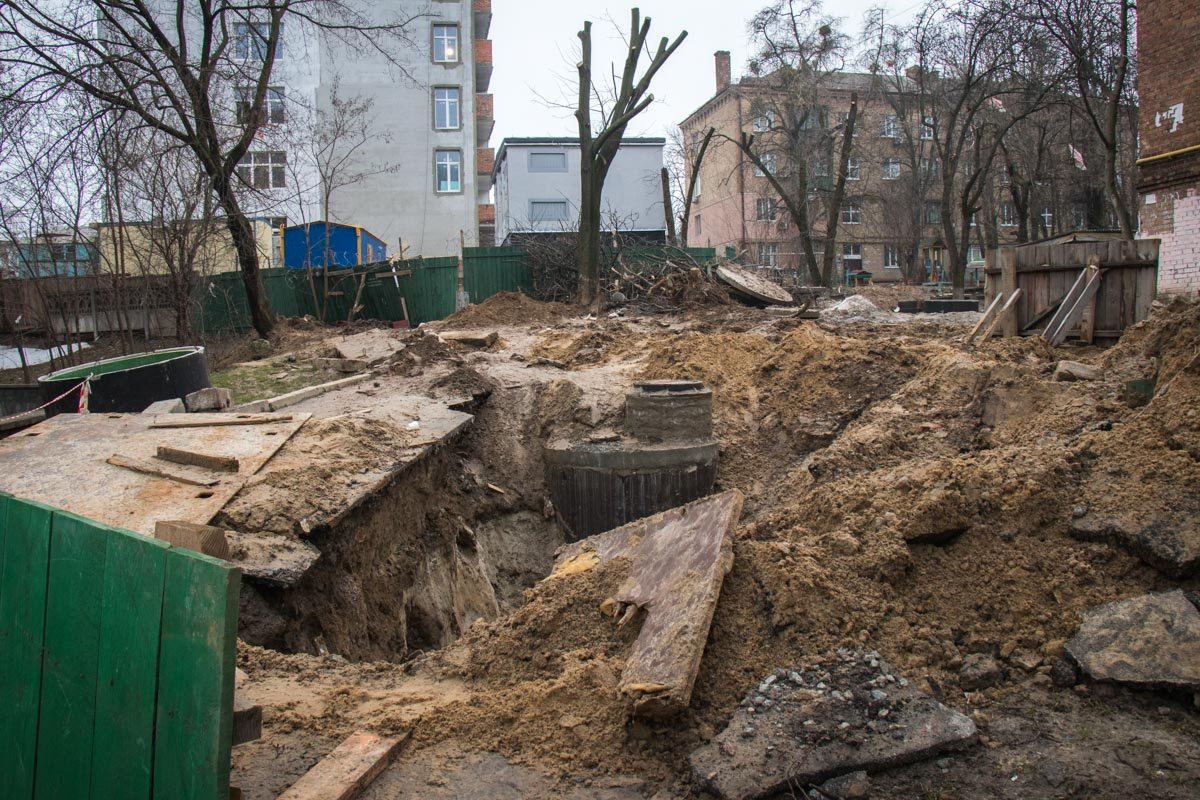 Подводя к новостройке коммуникации, разрыли большие ямы, земля вперемешку с глиной мешает прохожим уже давно Подводя к новостройке коммуникации, разрыли большие ямы, земля вперемешку с глиной мешает прохожим уже давно