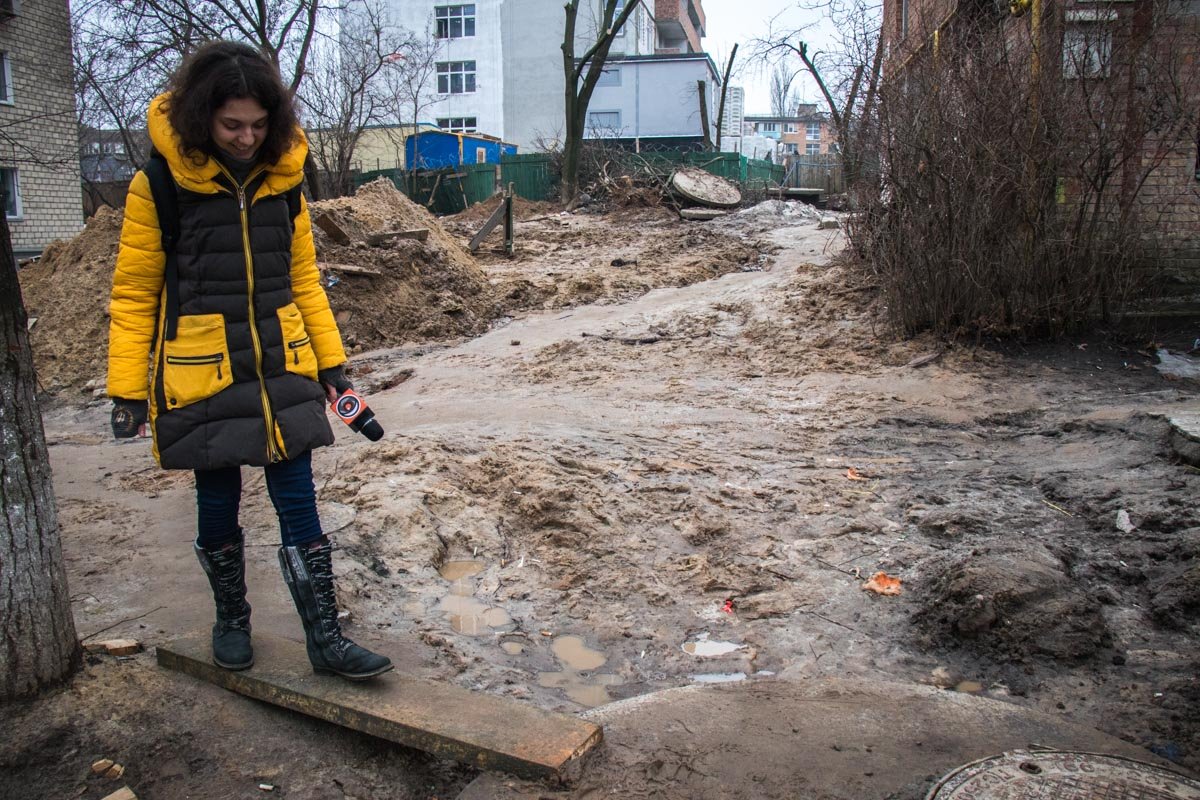 Пройдя по окрестностям, можно увидеть, что люди проложили над реками грязи досточки, чтобы как-то перейти земляное месиво и не испачкать свои одежду и обувь Пройдя по окрестностям, можно увидеть, что люди проложили над реками грязи досточки, чтобы как-то перейти земляное месиво и не испачкать свои одежду и обувь