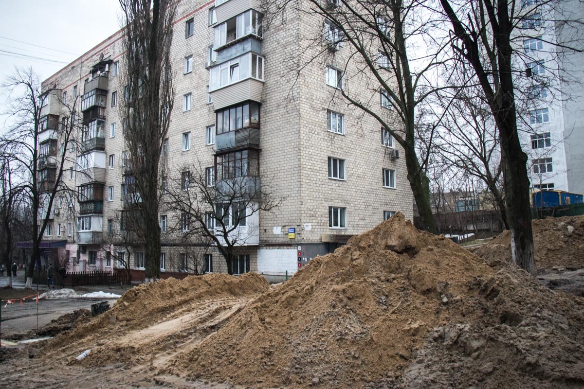 Жители Голосеево жалуются на горы и реки грязи возле домов 7