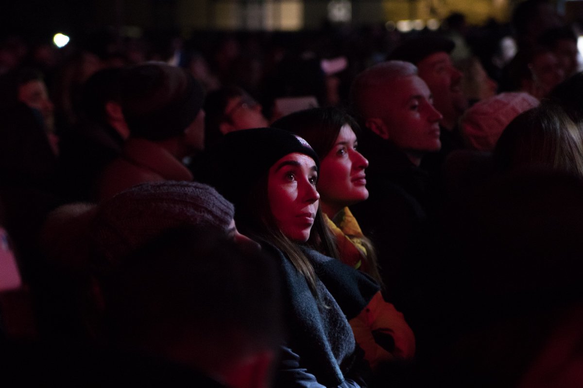 Зрители, затаив дыхание, наблюдали, как на огромной трехуровневой сцене выступают музыканты