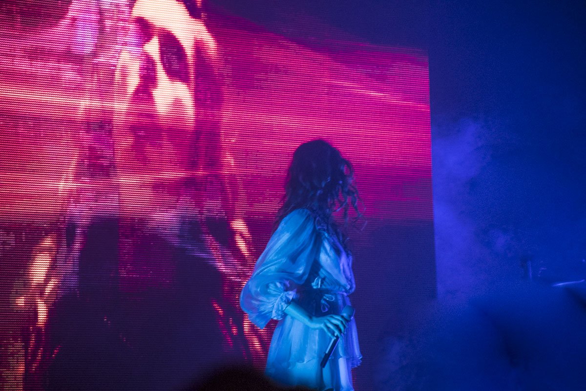 Лу появилась, как нимфа в легком платье с рюшами