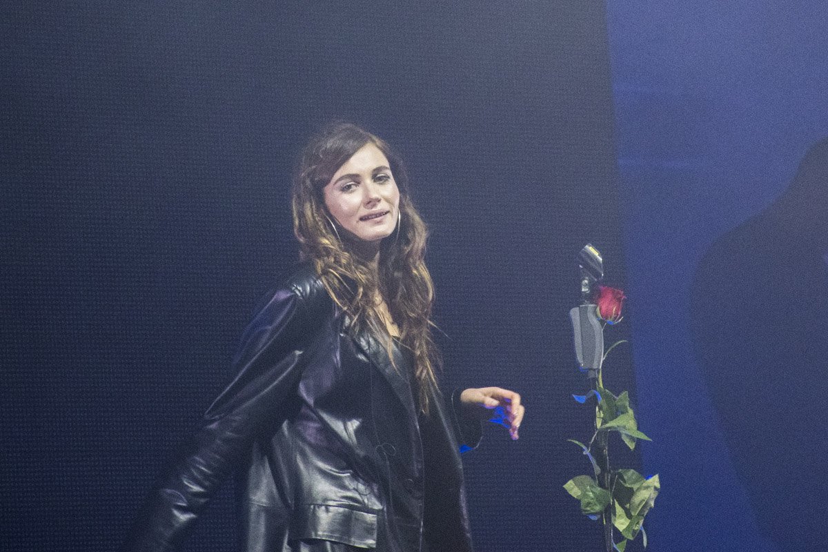 И в черном грубом плаще из 90-х Кристина выглядит очаровательно 