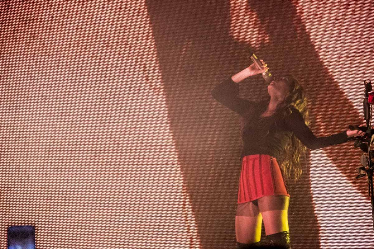 Красное мини и боди, ботфорты - один из образов ЛУНЫ 