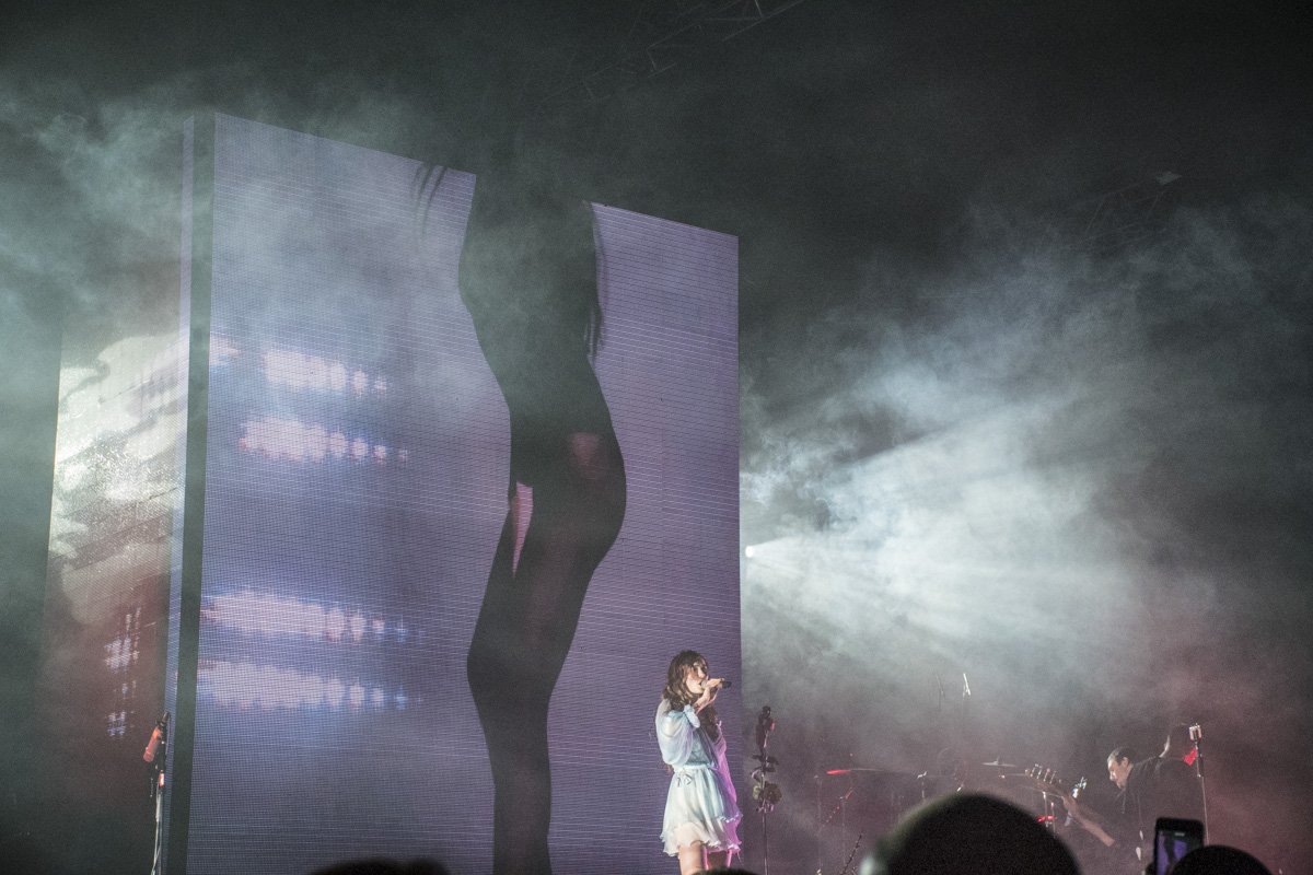 Позади певицы был установлен кубическая инсталляция-декорация