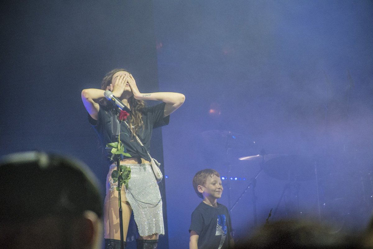 Лу позвала сына Жору на сцену и пела с ним на сцене, а он танцевал