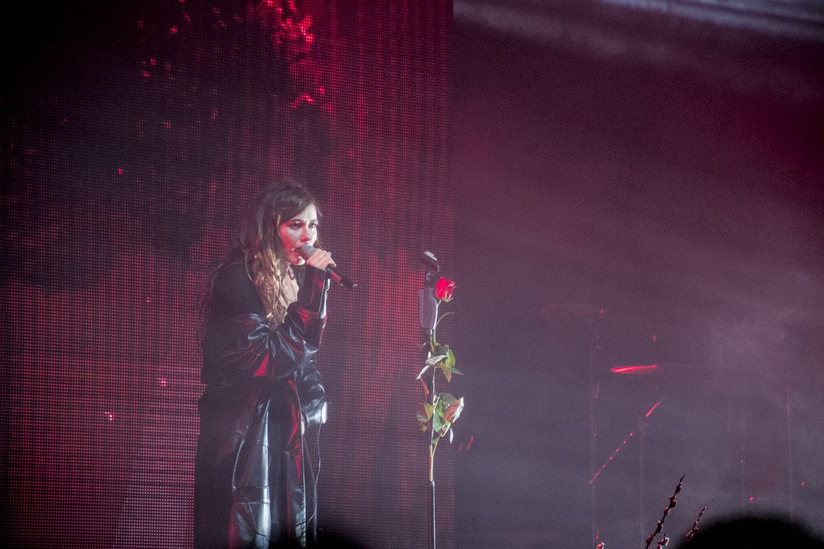 Роза так красиво дополняла каждый ее образ