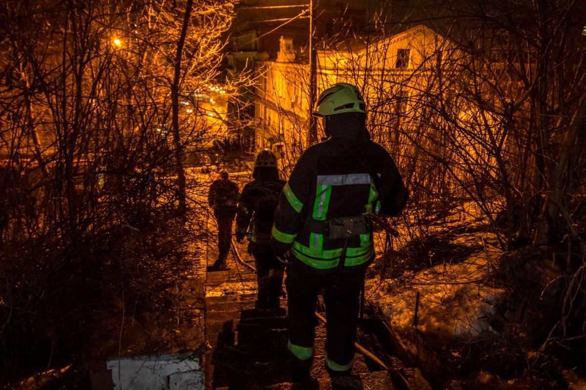 Пожар произошел на улице Боричев Ток