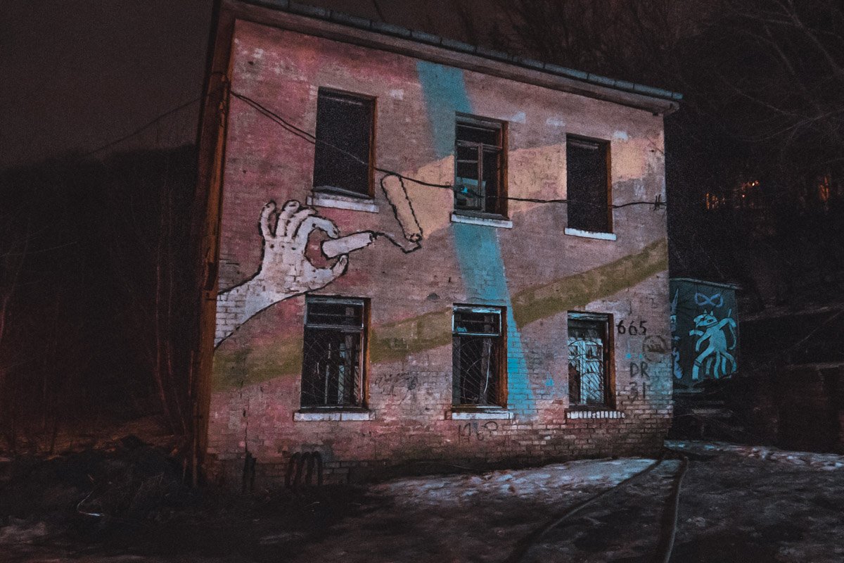 Огонь возник в заброшенном здании 