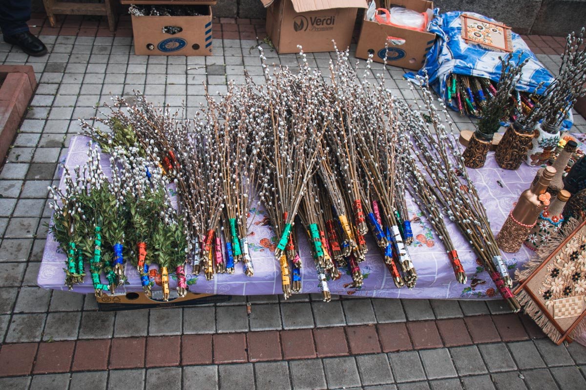 Вместе с веточками продавали также работы прикладного искусства