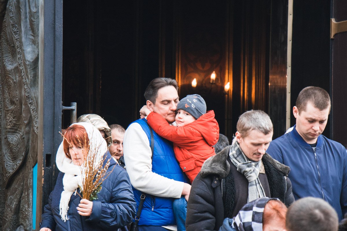 На службе можно было встретить целые семьи в полном составе нескольких поколений