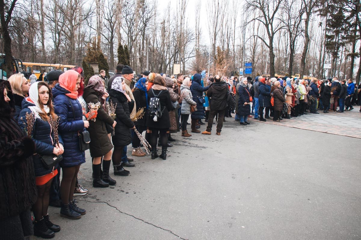 Желающих освятить вербу было несколько сотен