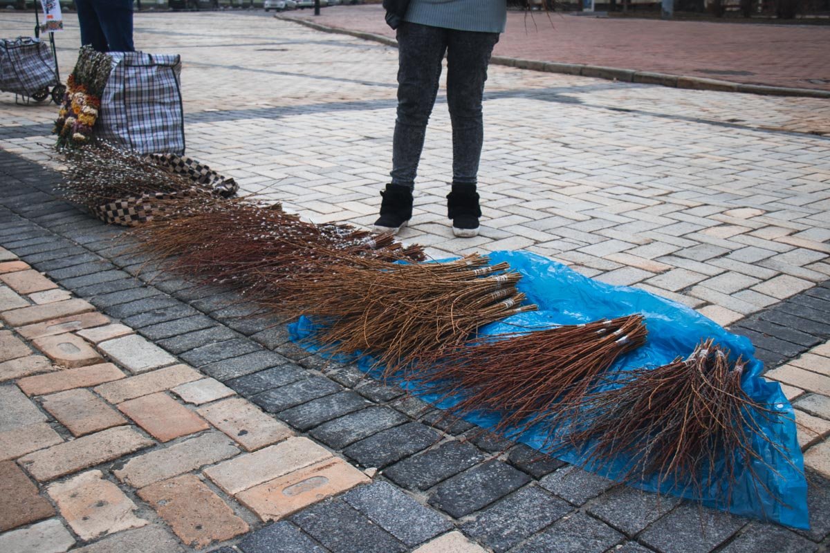 Также разрешается относить растение обратно в церковь и даже спускать по реке
