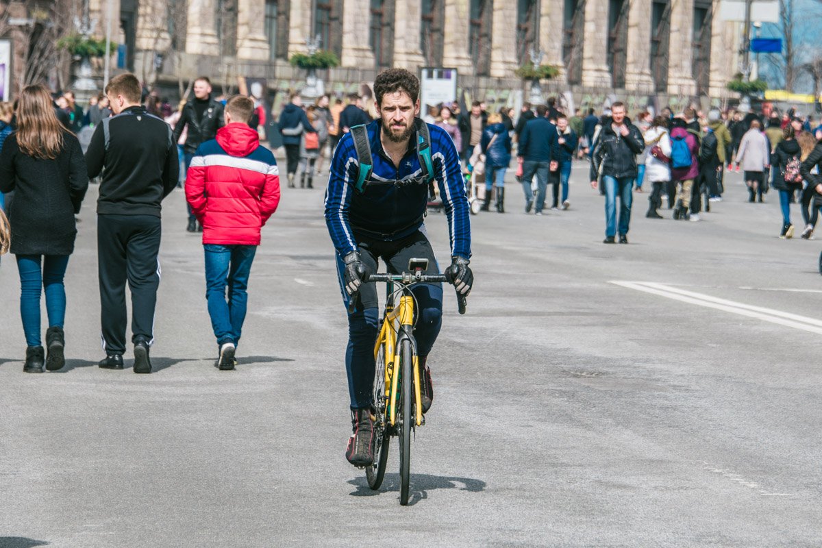 На улицы города выехали спортсмены 