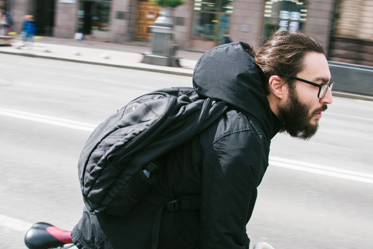 Они сосредоточенно мчатся по своим делам 