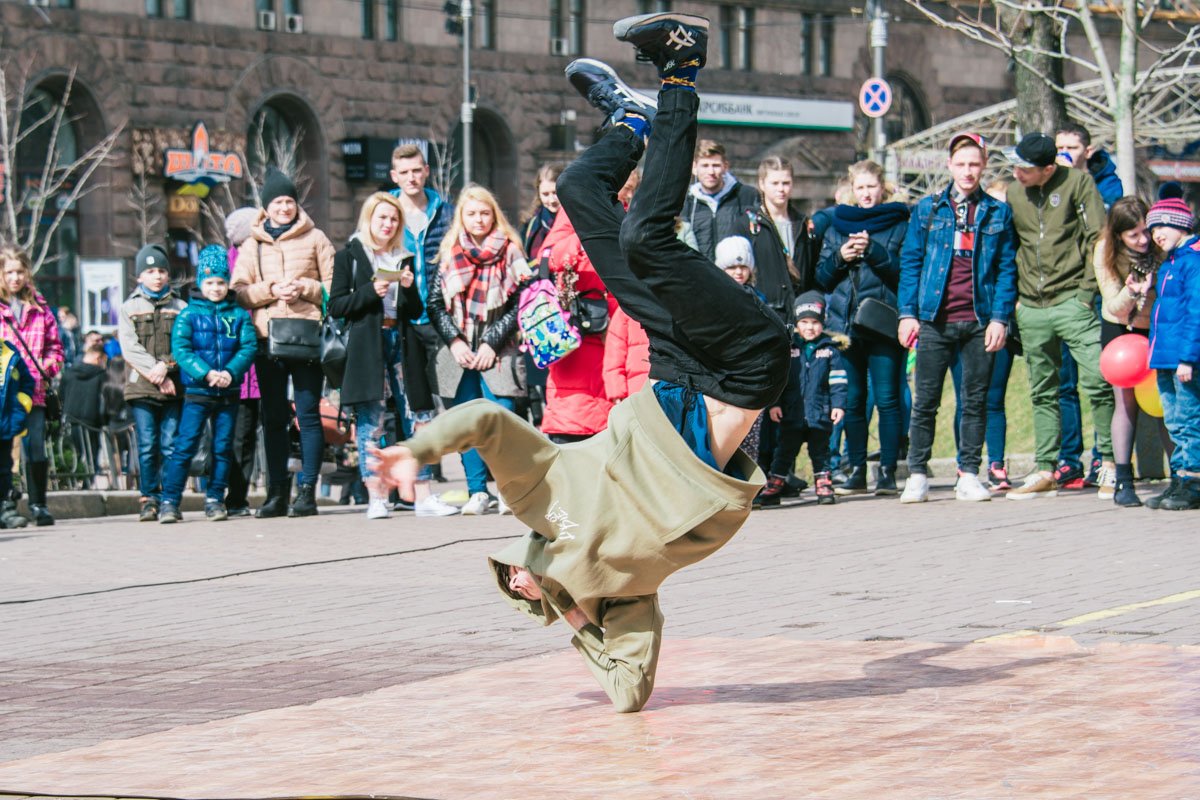 Уличные танцоры как никто радуются потеплению 