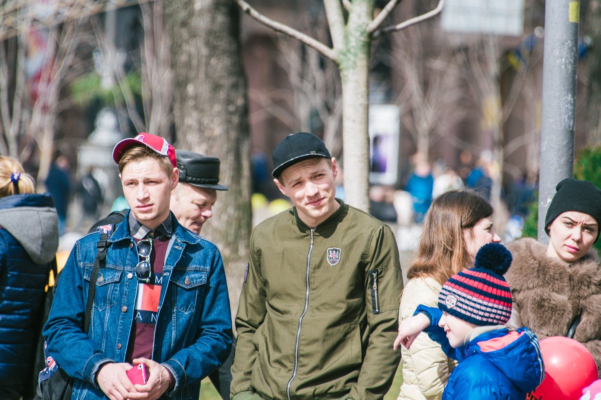 То ли морщится от солнца, то ли улыбается 