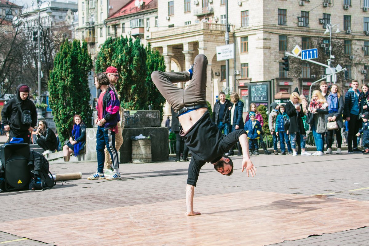 Весна пришла, можно и засветит голый живот 