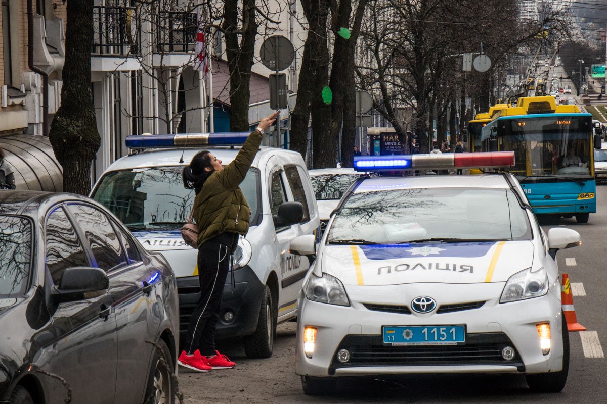 Через час приехала полиция и следственно-оперативная группа, чтобы записать данные владельцев автомобилей