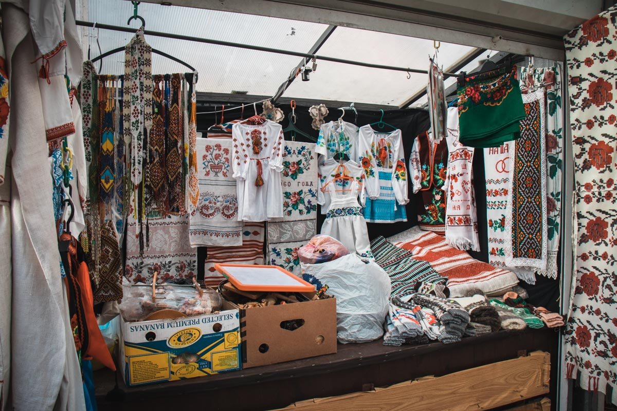 Многое из продукции не может продаваться без крыши под открытым небом