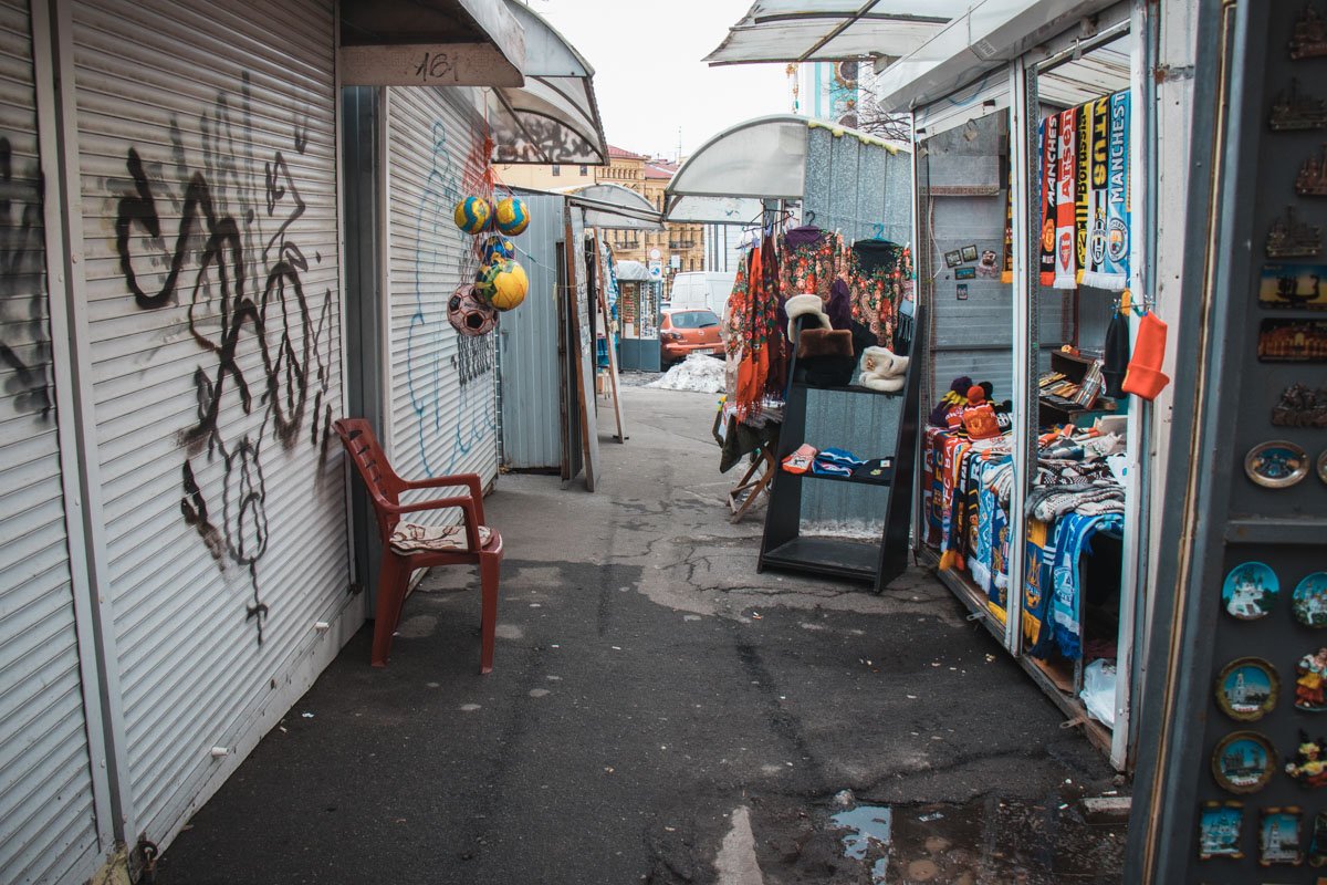 Торговые контейнеры в ожидании сноса