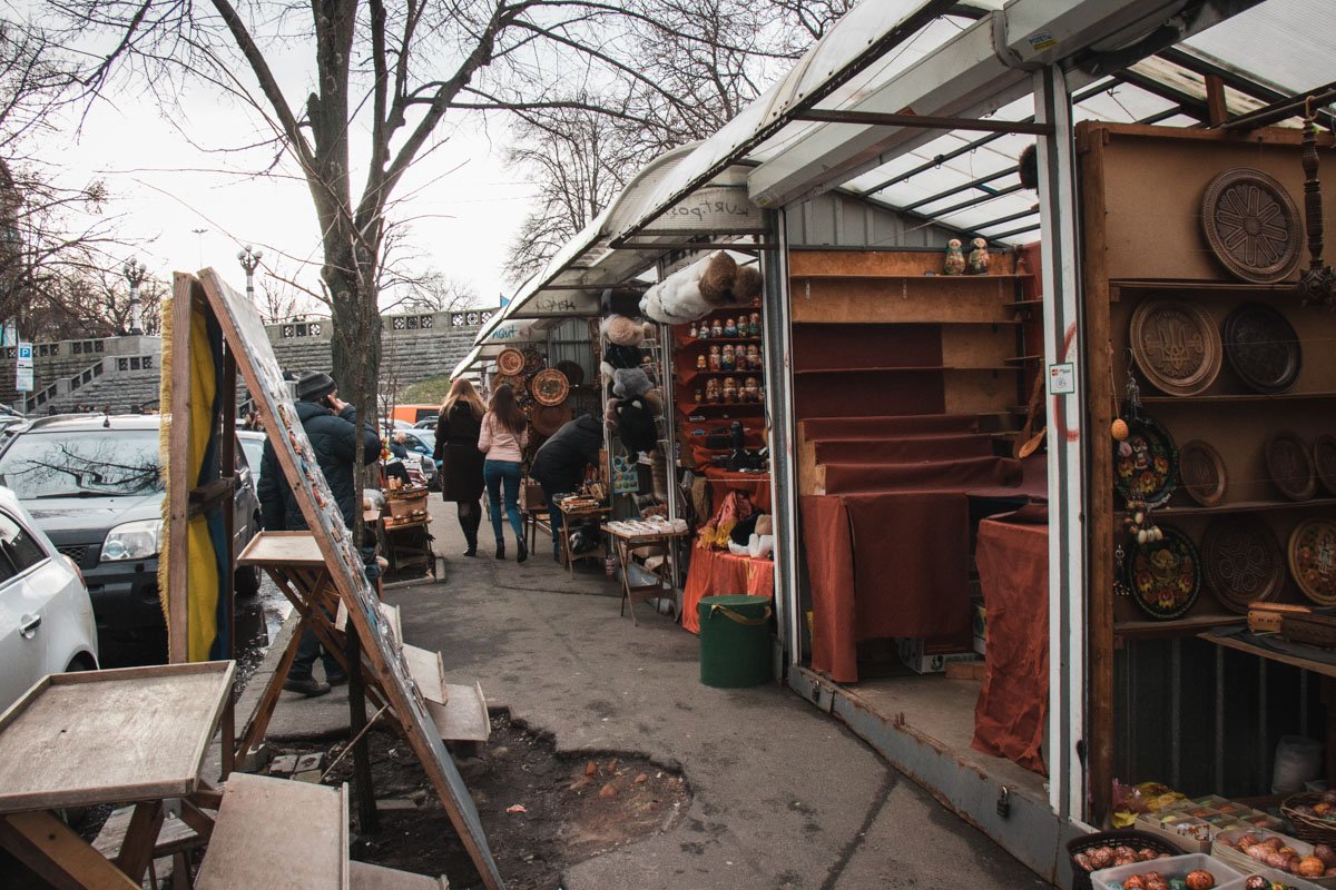 Очень много деревянной продукции не выдержит лежать под открытым небом