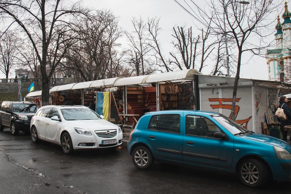 Некоторые торговцы уже начали переходить на продажу со столов