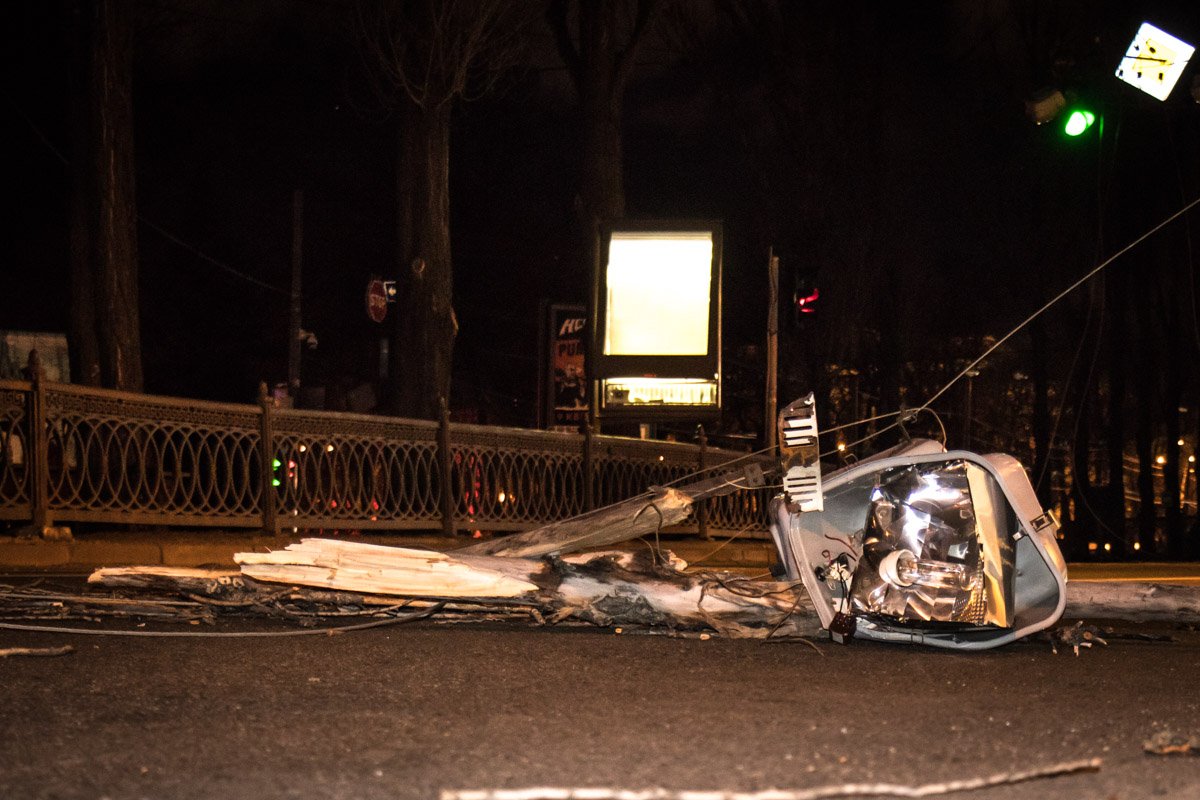 На месте ожидают сотрудников КП, которые обесточат электропровода и уберут дерево