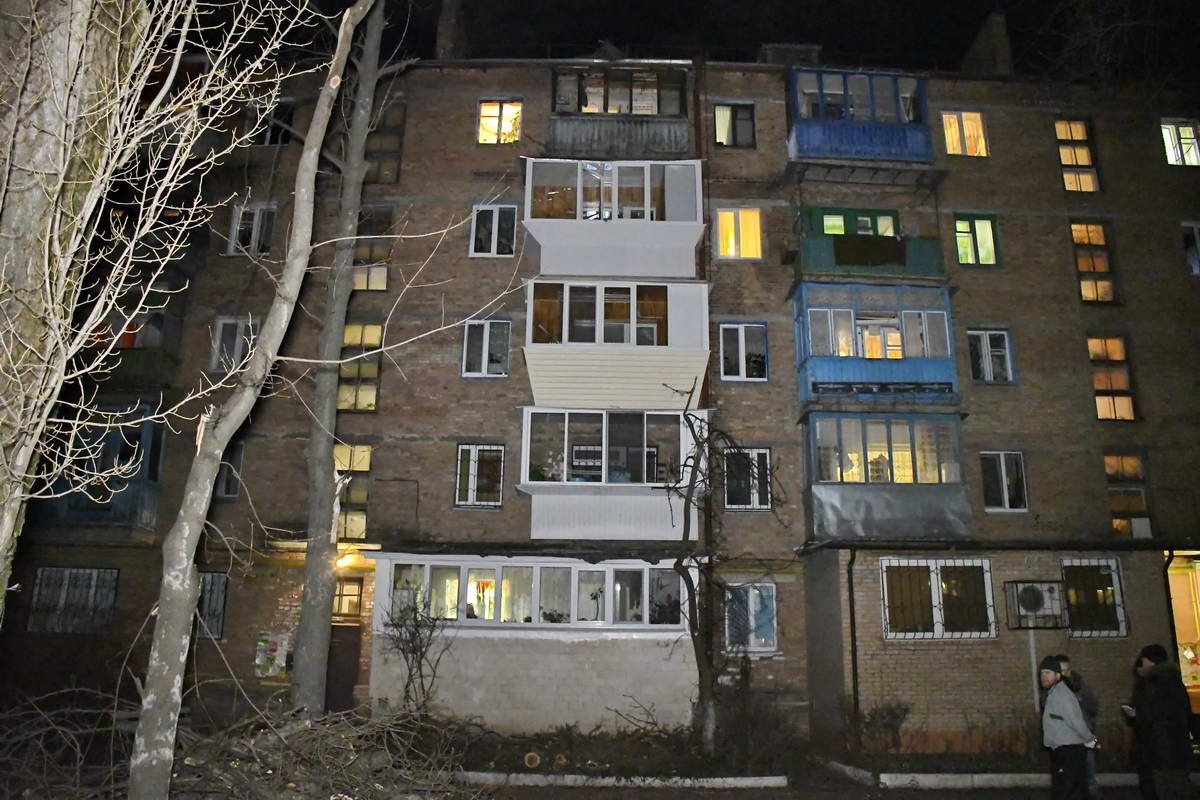 Пострадали три балкона и два автомобиля