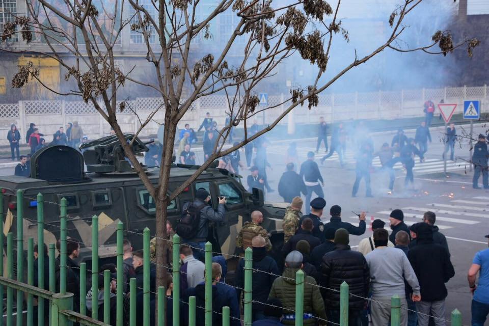 После того, как нарушителей вывели, за пределами стадиона начались стычки