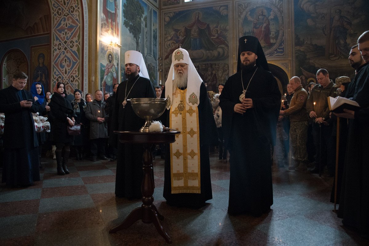 Филарет освятил пасхальные куличи в Михайловском соборе Филарет освятил пасхальные куличи в Михайловском соборе