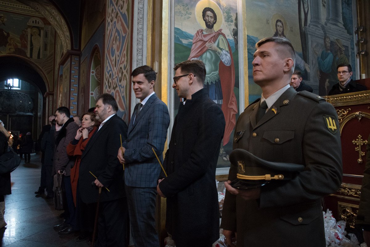 Среди присутствующих были военные Среди присутствующих были военные