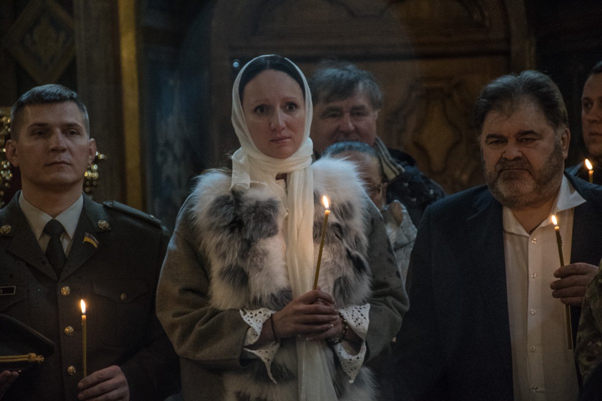 Пришедшие на церемонию зажгли свечи Пришедшие на церемонию зажгли свечи