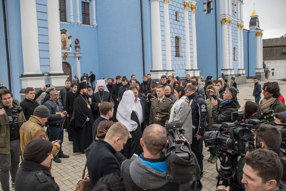 Филарет после освящения автомобилей военных пообщался с журналистами Филарет после освящения автомобилей военных пообщался с журналистами