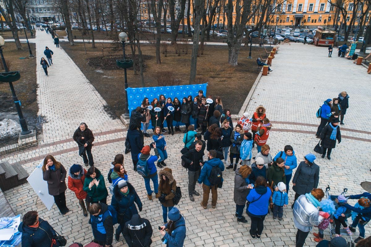 В парке Шевченков прошла акция в поддержку детей аутистов