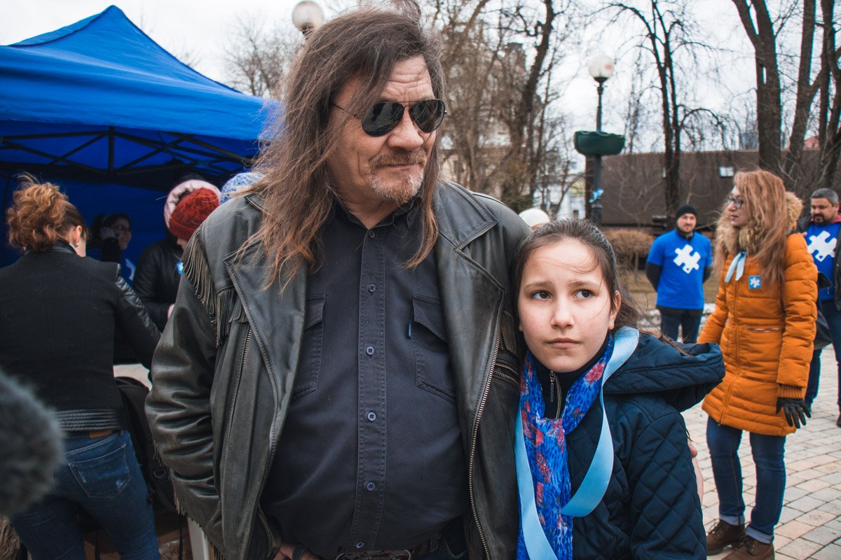 В парк пришли родители со своими детьми