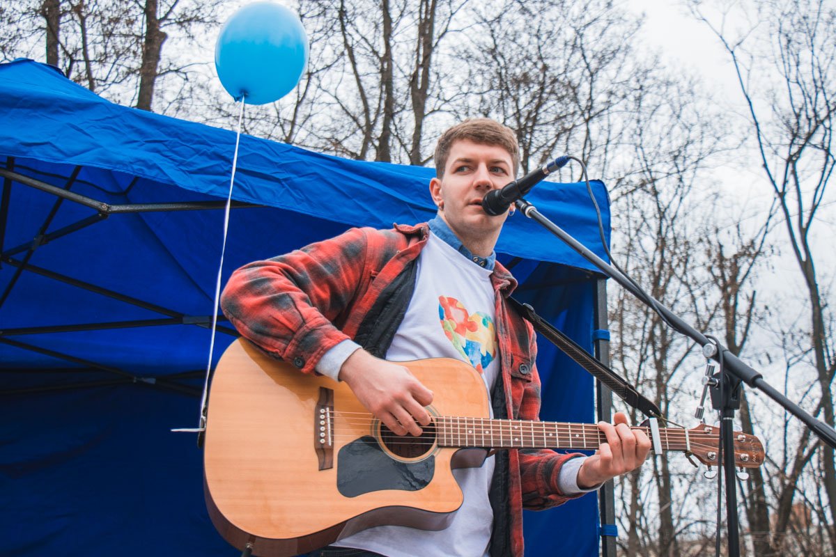 На сцене в парке выступил Дмитрий Побережный