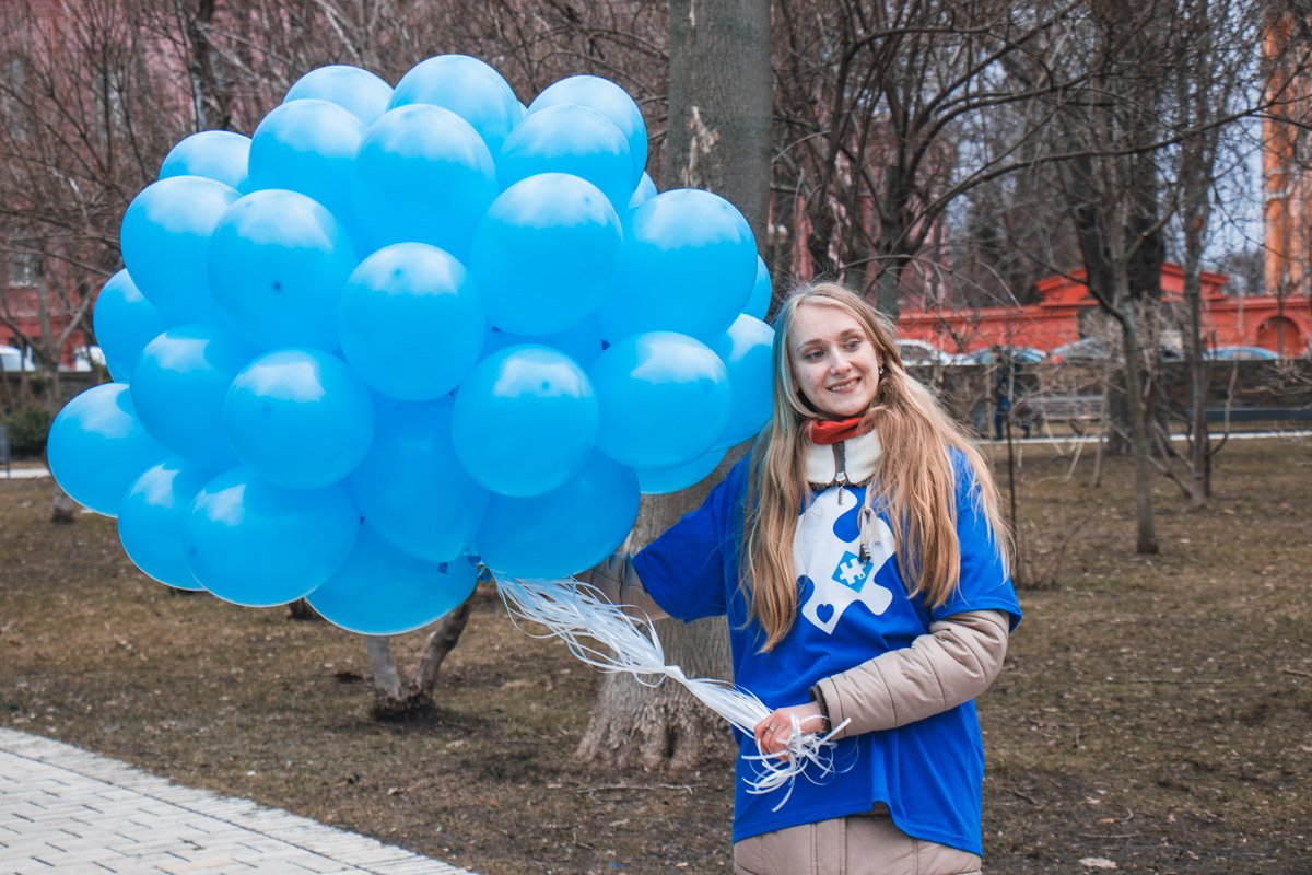 В небо было выпущено много шариков в честь праздника