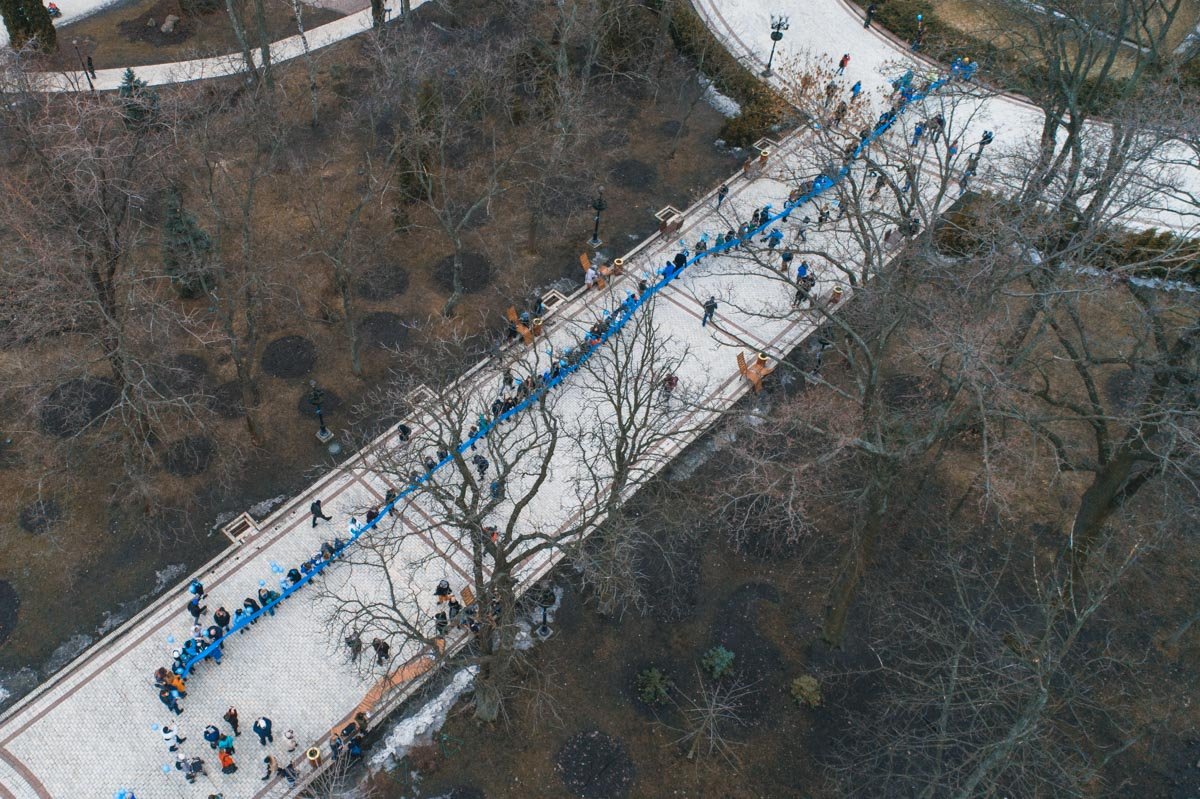 Ленту протянули длинной в 80 метров