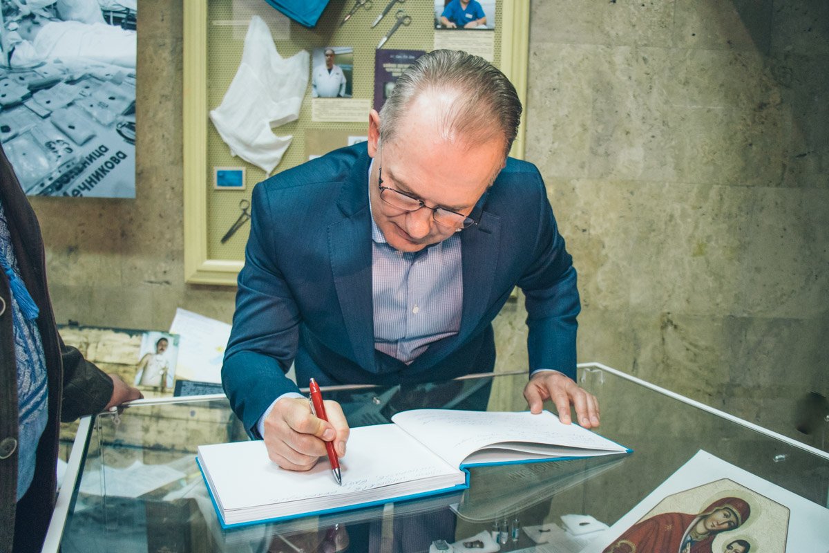 Сергей Рыженко признался, что сложно ежедневно видеть измученных ранениями бойцов, однако знает, что если он и его коллеги-медики непомогут, то этого уже не сделает никто Сергей Рыженко признался, что сложно ежедневно видеть измученных ранениями бойцов, однако знает, что если он и его коллеги-медики непомогут, то этого уже не сделает никто