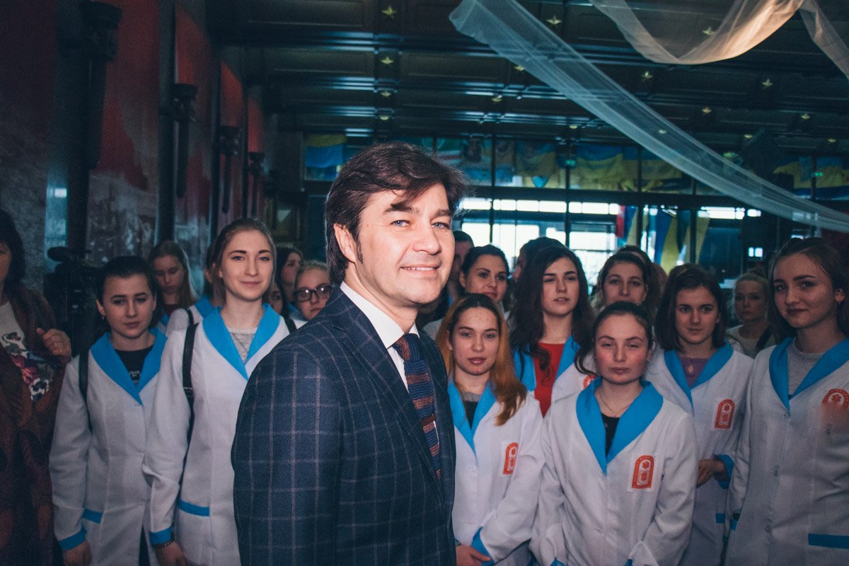 Министр культуры Евгений Нищук считает, что эта выставка сохранит важные моменты истории и покажет, как в Днепре ежедневно спасают бойцов Министр культуры Евгений Нищук считает, что эта выставка сохранит важные моменты истории и покажет, как в Днепре ежедневно спасают бойцов